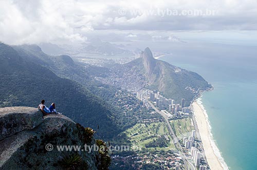  Subject: Man looks the Two Brothers Mountain and Sao Conrado neighborhood at Rock of Gavea / Place: Barra da Tijuca neighborhood - Rio de Janeiro city - Rio de Janeiro state (RJ) - Brazil / Date: 08/2012 