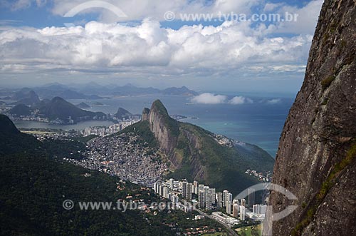  Subject: Morro Dois Irmaos (Two Brothers Mountain) and Rocinha Slum / Place: Sao Conrado neighborhood - Rio de Janeiro city - Rio de Janeiro state (RJ) - Brazil / Date: 08/2012 