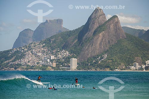  Subject: Surfers in Leblon Beach with the Morro Dois Irmaos (Two Brothers Mountain) with the Rock of Gavea in the background / Place: Leblon neighborhood - Rio de Janeiro city - Rio de Janeiro state (RJ) - Brazil / Date: 08/2012 