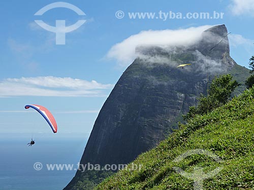  Subject: People practicing gliding near to Rock of Gavea / Place: Sao Conrado neighborhood - Rio de Janeiro city - Rio de Janeiro state (RJ) - Brazil / Date: 11/2010 