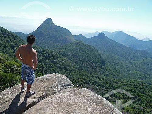  Subject: Man observing the mountains of Tijuca Forest / Place: Rio de Janeiro city - Rio de Janeiro state (RJ) - Brazil / Date: 02/2011 