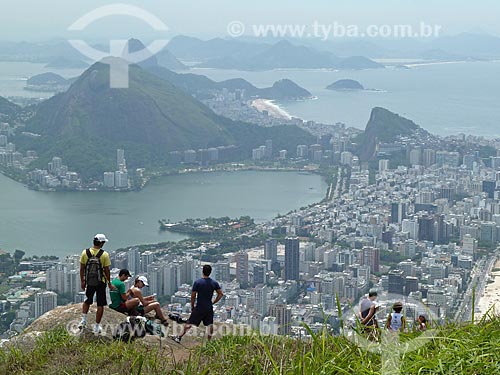  Subject: People observing the Rio de Janeiro from Morro Dois Irmaos (Two Brothers Mountain) / Place: Rio de Janeiro city - Rio de Janeiro state (RJ) - Brazil / Date: 11/2011 