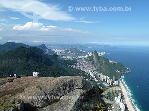  Subject: Peoples looks the Two Brothers Mountain and Sao Conrado neighborhood at Rock of Gavea / Place: Barra da Tijuca neighborhood - Rio de Janeiro city - Rio de Janeiro state (RJ) - Brazil / Date: 03/2012 
