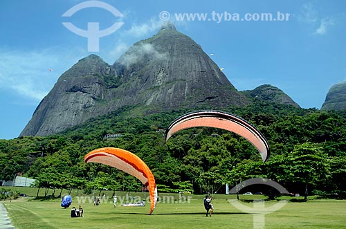  Subject: Paragliding in Sao Conrado Beach with Rock of Gavea in the background / Place: Sao Conrado neighborhood - Rio de Janeiro city - Rio de Janeiro state (RJ) - Brazil / Date: 11/2012 