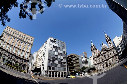  Subject: Beginning of Presidente Vargas Avenue with the Bank of Brazil Cultural Center - to the left - and Nossa Senhora da Candelaria Church - to the right / Place: City center neighborhood - Rio de Janeiro city - Rio de Janeiro state (RJ) - Brazil 