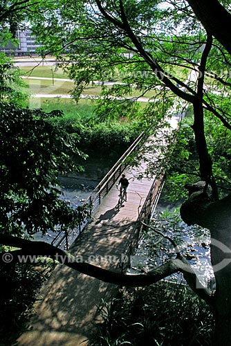  Subject: Boy traversing of bicycle a bridge in Juventude Park / Place: Santana neighborhood - Sao Paulo city - Sao Paulo state (SP) - Brazil / Date: 11/2009 