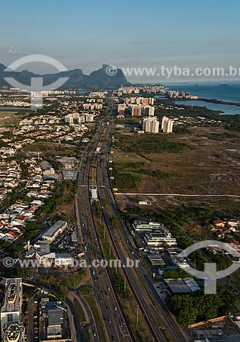  Subject: Aerial view of Americas Avenue with stations Golfe Olimpico and Rio Mar of BRT (Bus Rapid Transit) and Rock of Gavea in the background / Place: Barra da Tijuca neighborhood - Rio de Janeiro city - Rio de Janeiro state (RJ) - Brazil / Date:  