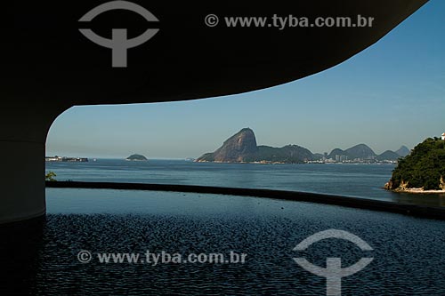  Subject: Silhouette of Niteroi Contemporary Art Museum (1996) with the Sugar loaf in the background / Place: Boa Viagem neighborhood - Niteroi city - Rio de Janeiro state (RJ) - Brazil / Date: 12/2012 