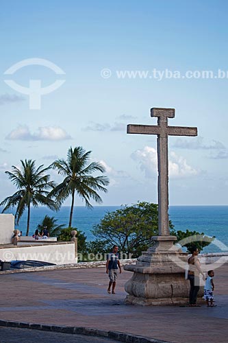  Subject: Alto da Se Cruise near to Sao Salvador do Mundo Church - also known as Se Church (XVI century) / Place: Olinda city - Pernambuco state (PE) - Brazil / Date: 01/2013 