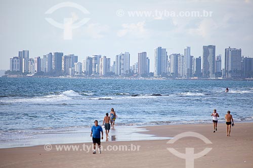  Subject: Peoples walking at sand of Boa Viagem Beach / Place: Boa Viagem neighborhood - Recife city - Pernambuco state (PE) - Brazil / Date: 01/2013 