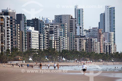  Subject: Peoples walking at sand of Boa Viagem Beach / Place: Boa Viagem neighborhood - Recife city - Pernambuco state (PE) - Brazil / Date: 01/2013 
