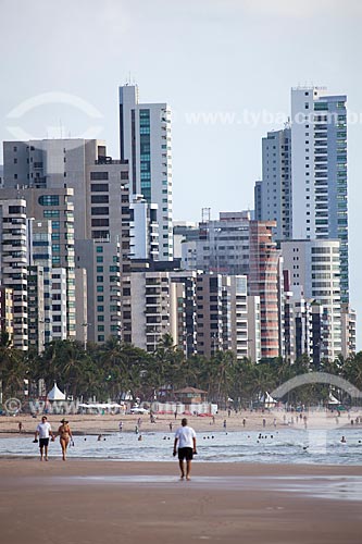  Subject: Peoples walking at sand of Boa Viagem Beach / Place: Boa Viagem neighborhood - Recife city - Pernambuco state (PE) - Brazil / Date: 01/2013 