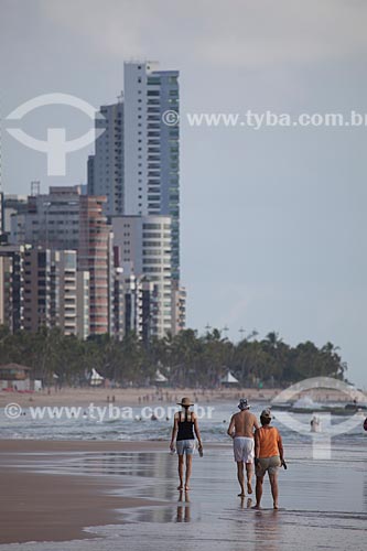  Subject: Peoples walking at sand of Boa Viagem Beach / Place: Boa Viagem neighborhood - Recife city - Pernambuco state (PE) - Brazil / Date: 01/2013 