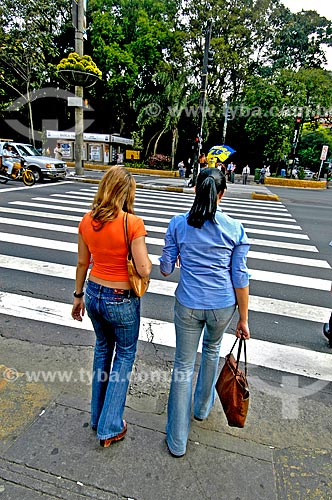  Subject: Women traversing the crosswalk at Paulista avenue / Place: Sao Paulo city - Sao Paulo state (SP) - Brazil / Date: 09/2004 