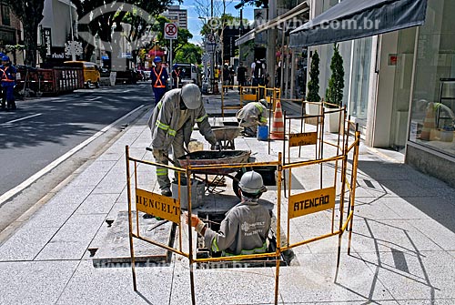  Subject: Reform of sidewalk in Orcar Freire street / Place: Sao Paulo city - Sao Paulo state (SP) - Brazil / Date: 12/2006 