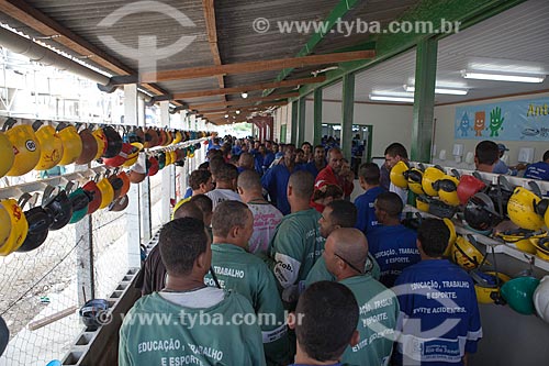  Subject: Workers in the lunch queue during reform of Journalist Mario Filho Stadium - also known as Maracana / Place: Maracana neighborhood - Rio de Janeiro city - Rio de Janeiro state (RJ) - Brazil / Date: 02/2013 