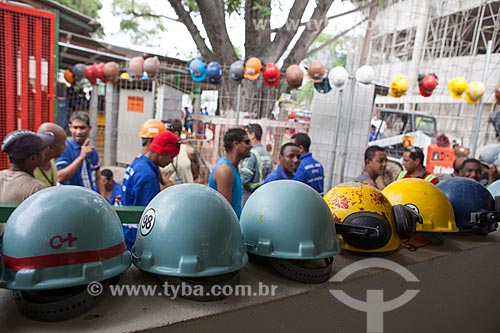  Subject: Workers in the lunch queue during reform of Journalist Mario Filho Stadium - also known as Maracana / Place: Maracana neighborhood - Rio de Janeiro city - Rio de Janeiro state (RJ) - Brazil / Date: 02/2013 