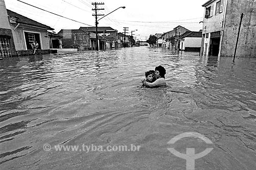  Subject: Woman with children in flood in Vila Carioca neighborhood / Place: Vila Carioca neighborhood - Sao Paulo city - Sao Paulo state (SP) - Brazil / Date: 193 