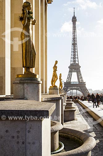  Subject: Statues at Palais de Chaillot (Chaillot Palace) with the Eiffel Tower in the background / Place: Paris - France - Europe / Date: 12/2012 