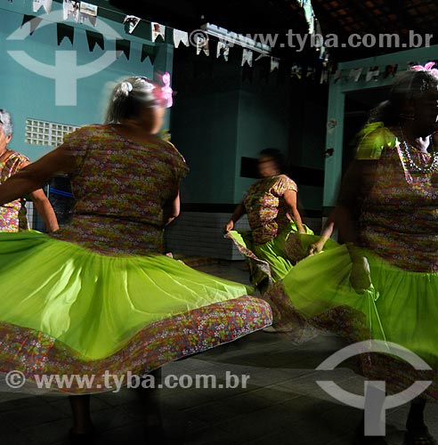  Subject: Group of dance seniors dancing the Cacuria / Place: Alto Alegre do Pindare city - Maranhao state (MA) - Brazil / Date: 07/2008 