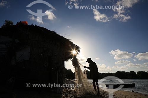  Subject: Pedro Fisherman, preparing his fishing equipment in Barra De Pitimbu / Place: Pitimbu city - Paraiba state (PB) - Brazil / Date: 01/2013 