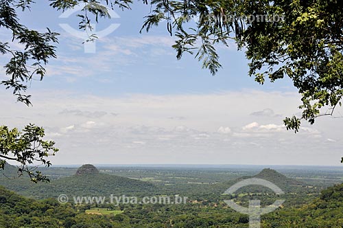  Subject: Chapeu Hill (Hat Hill) - to the left - at Maracaju Mountain Range / Place: Aquidauana city - Mato Grosso do Sul state (MS) - Brazil / Date: 01/2013 