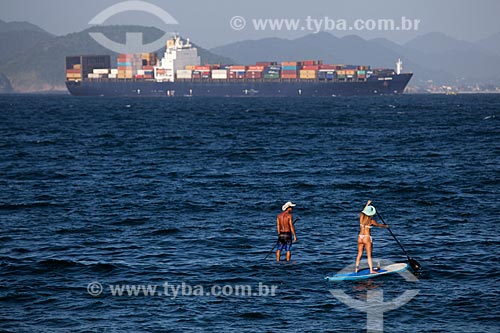  Subject: Practitioners Stand Up Surf in Copacabana with a cargo ship loaded with containers leaving the Guanabara Bay / Place: Rio de Janeiro city - Rio de Janeiro state (RJ) - Brazil / Date: 02/2013 
