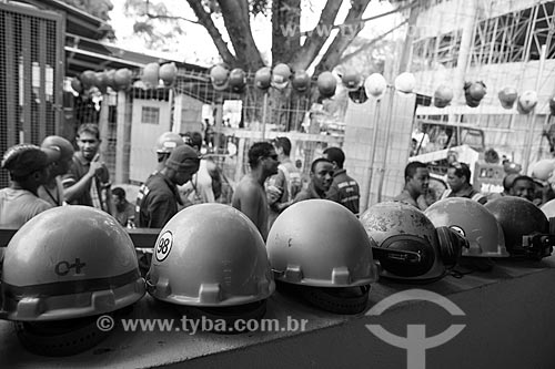  Subject: Workers in the lunch queue during reform of Journalist Mario Filho Stadium - also known as Maracana / Place: Maracana neighborhood - Rio de Janeiro city - Rio de Janeiro state (RJ) - Brazil / Date: 02/2013 