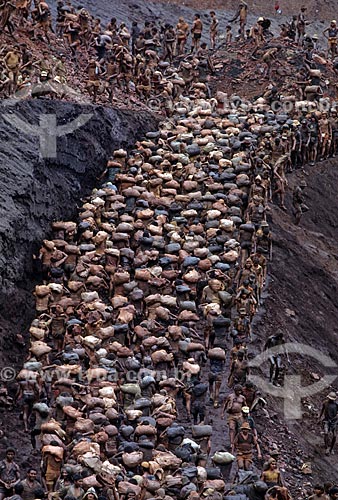  Subject: Workers carrying sandbags in the mining of Serra Pelada - considered the largest gold mine at open pit of world in the 80s / Place: Serra Pelada District - Curionopolis city - Para state (PA) - Brazil / Date: Década de 80 