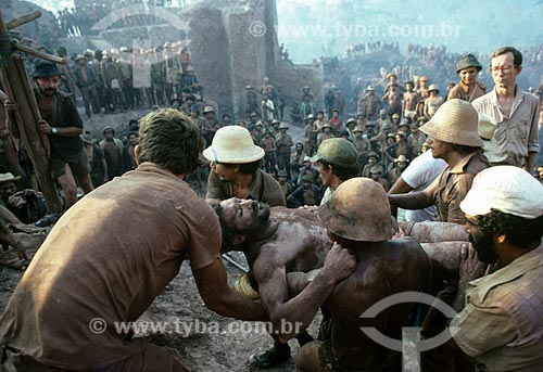  People carrying a worker who felt sick in the mining of Serra Pelada - considered the largest gold mine at open pit of world in the 80s   - Curionppolis city - Para state (PA) - Brazil