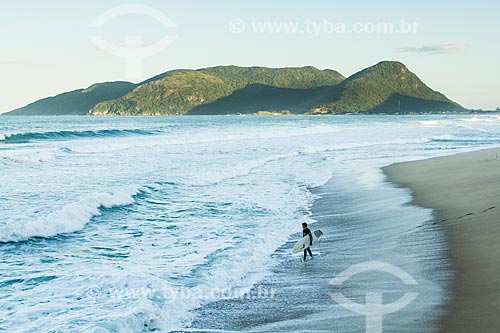  Subject: Surfer in Armacao Beach / Place: Florianopolis city - Santa Catarina state (SC) - Brazil / Date: 04/2013 