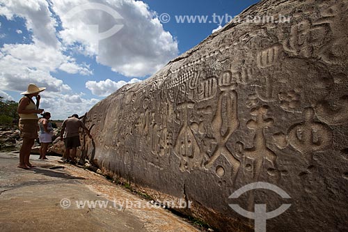  Subject: Tourists observes the Inga Stone - also known as Itacoatiaras of Inga - in the Pedra Lavrada Sitio / Place: Inga city - Paraiba state (PB) - Brazil / Date: 02/2013 