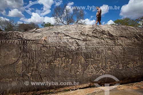  Subject: Tourists observes the Inga Stone - also known as Itacoatiaras of Inga - in the Pedra Lavrada Sitio / Place: Inga city - Paraiba state (PB) - Brazil / Date: 02/2013 