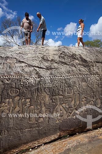  Subject: Tourists observes the Inga Stone - also known as Itacoatiaras of Inga - in the Pedra Lavrada Sitio / Place: Inga city - Paraiba state (PB) - Brazil / Date: 02/2013 