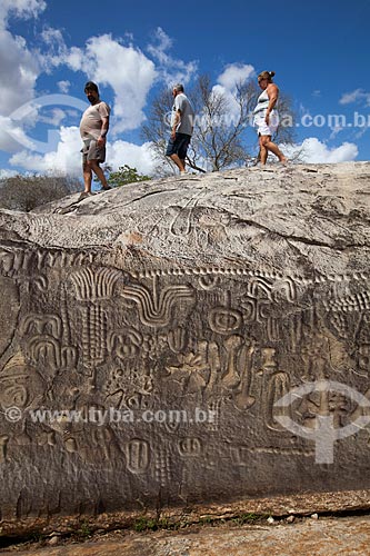  Subject: Tourists observes the Inga Stone - also known as Itacoatiaras of Inga - in the Pedra Lavrada Sitio / Place: Inga city - Paraiba state (PB) - Brazil / Date: 02/2013 