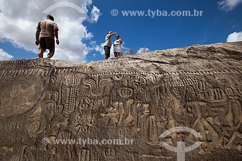  Subject: Tourists observes the Inga Stone - also known as Itacoatiaras of Inga - in the Pedra Lavrada Sitio / Place: Inga city - Paraiba state (PB) - Brazil / Date: 02/2013 