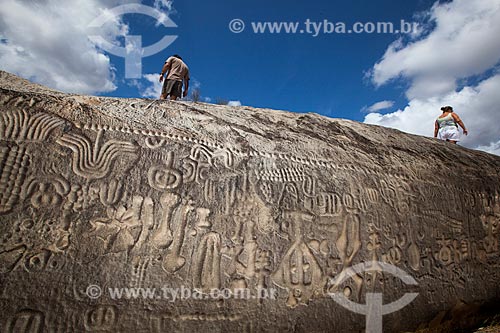  Subject: Tourists observes the Inga Stone - also known as Itacoatiaras of Inga - in the Pedra Lavrada Sitio / Place: Inga city - Paraiba state (PB) - Brazil / Date: 02/2013 