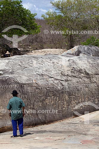  Subject: Tourists observes the Inga Stone - also known as Itacoatiaras of Inga - in the Pedra Lavrada Sitio / Place: Inga city - Paraiba state (PB) - Brazil / Date: 02/2013 