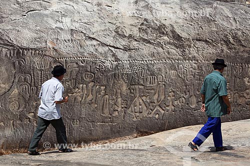  Subject: Tourists observes the Inga Stone - also known as Itacoatiaras of Inga - in the Pedra Lavrada Sitio / Place: Inga city - Paraiba state (PB) - Brazil / Date: 02/2013 