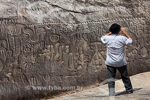  Subject: Tourist photographing the Inga Stone - also known as Itacoatiaras of Inga - in the Pedra Lavada Sitio / Place: Inga city - Paraiba state (PB) - Brazil / Date: 02/2013 