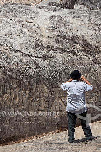  Subject: Tourist photographing the Inga Stone - also known as Itacoatiaras of Inga - in the Pedra Lavada Sitio / Place: Inga city - Paraiba state (PB) - Brazil / Date: 02/2013 