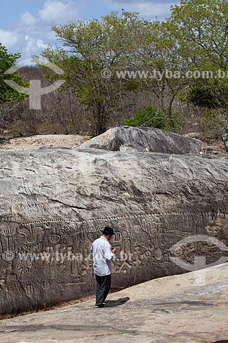 Subject: Tourists observes the Inga Stone - also known as Itacoatiaras of Inga - in the Pedra Lavada Sitio / Place: Inga city - Paraiba state (PB) - Brazil / Date: 02/2013 