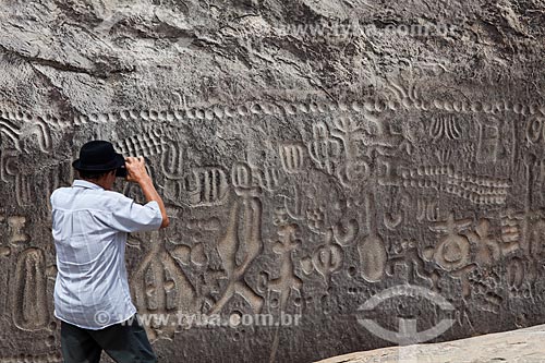  Subject: Tourist photographing the Inga Stone - also known as Itacoatiaras of Inga - in the Pedra Lavada Sitio / Place: Inga city - Paraiba state (PB) - Brazil / Date: 02/2013 
