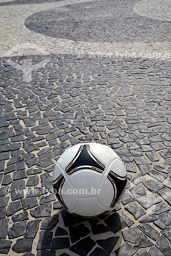  Subject: Soccer ball on the boardwalk of Copacabana Beach / Place: Copacabana neighborhood - Rio de Janeiro city - Rio de Janeiro state (RJ) - Brazil / Date: 03/2013 