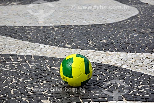  Subject: Soccer ball on the boardwalk of Copacabana Beach / Place: Copacabana neighborhood - Rio de Janeiro city - Rio de Janeiro state (RJ) - Brazil / Date: 03/2013 