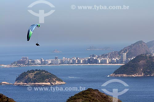  Subject: Paragliding flight with the Copacabana Beach in the background / Place: Niteroi city - Rio de Janeiro state (RJ) - Brazil / Date: 08/2012 