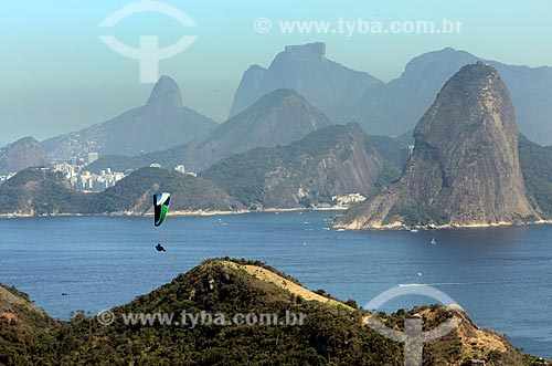  Subject: Paragliding flight with the Sugar loaf in the background / Place: Niteroi city - Rio de Janeiro state (RJ) - Brazil / Date: 08/2012 