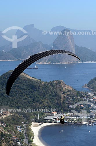  Subject: Paragliding flight over Areia Grossa Beach (Coarse Sand Beach) with the Sugar loaf and Rock of Gavea in the background / Place: Niteroi city - Rio de Janeiro state (RJ) - Brazil / Date: 08/2012 