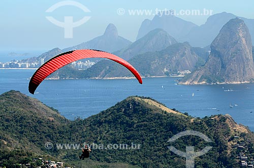  Subject: Paragliding flight with the Sugar loaf and Rock of Gavea in the background / Place: Niteroi city - Rio de Janeiro state (RJ) - Brazil / Date: 08/2012 