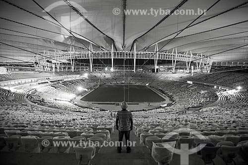  Subject: Worker contemplates the Journalist Mario Filho Stadium - also known as Maracana - reformed / Place: Maracana neighborhood - Rio de Janeiro city - Rio de Janeiro state (RJ) - Brazil / Date: 04/2013 